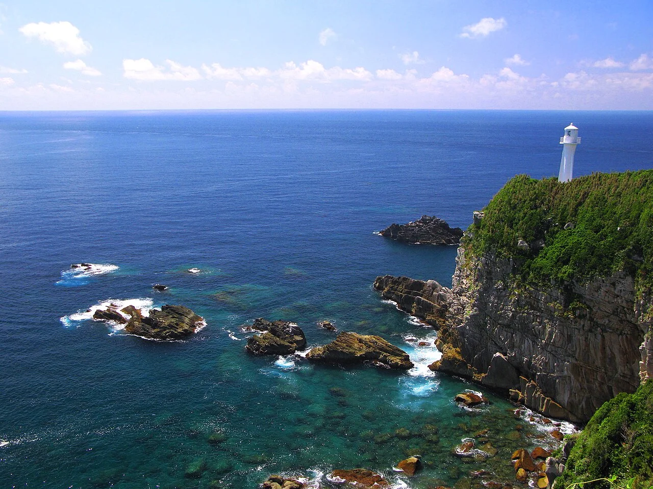 足摺岬の断崖と灯台