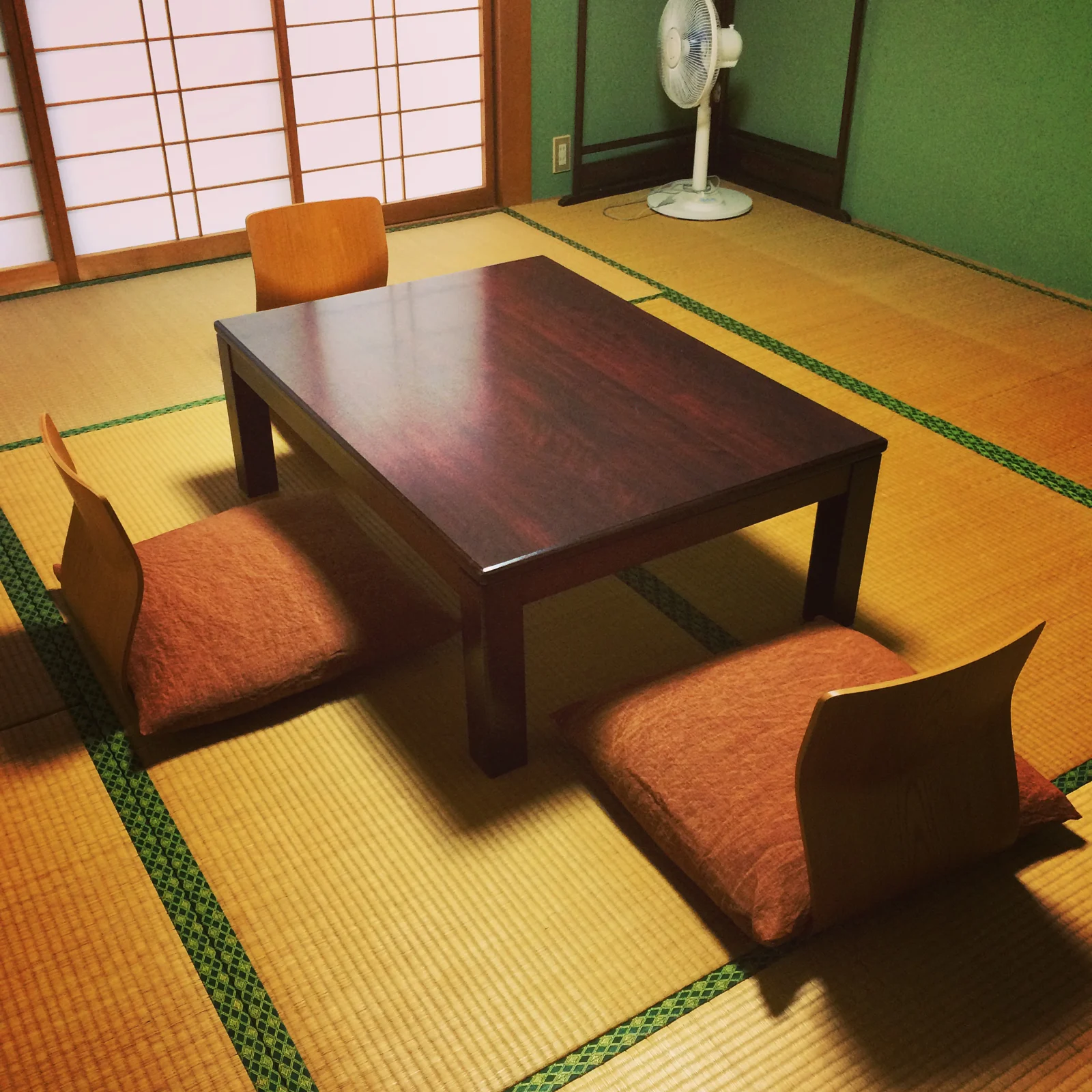 座卓を囲む和室