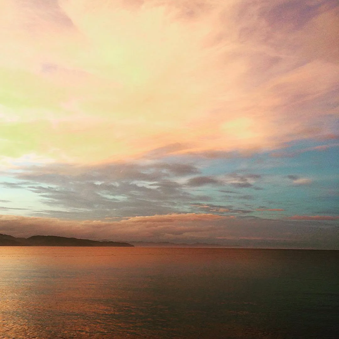 既存サイトで紹介されている夕暮れの海