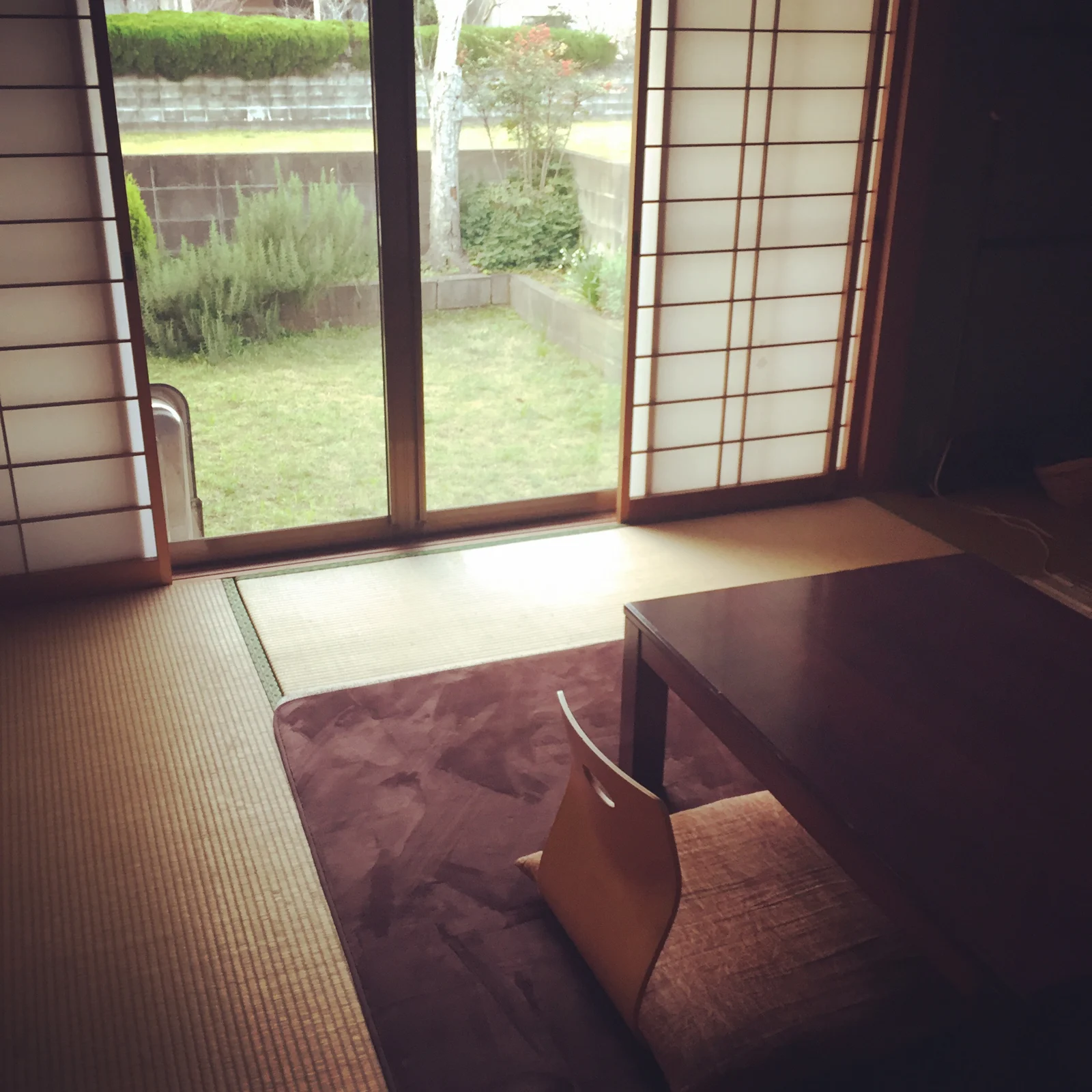 庭に面した窓辺