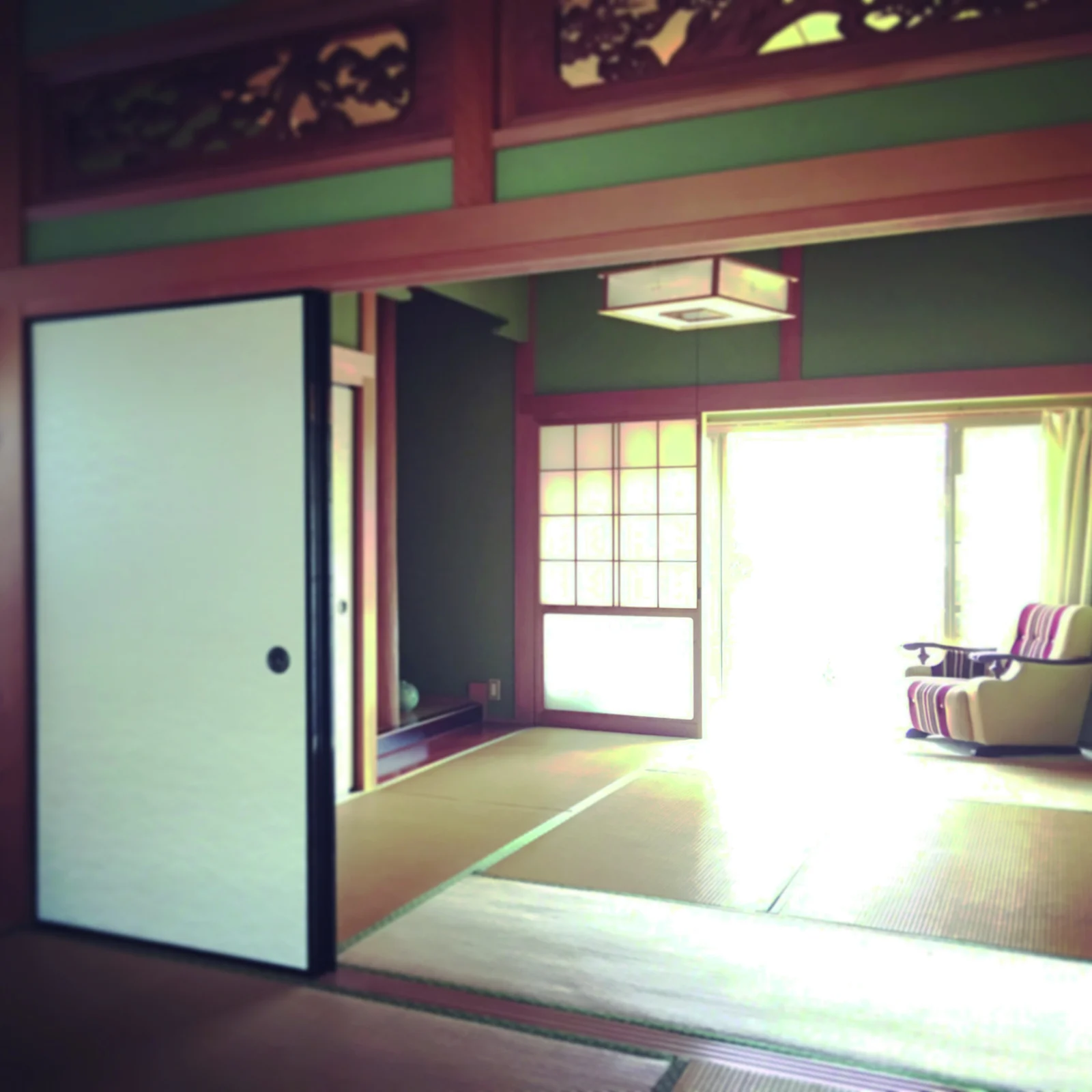 木の建具と畳が広がる、日々の室内